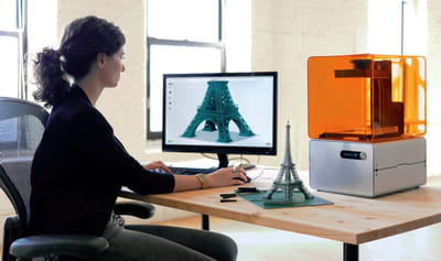 imprimante 3d form 1 utilisée dans un studio de design.