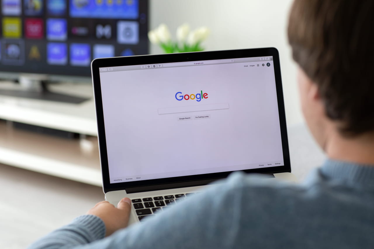 Google lance AI Overviews en France sans concertation avec les éditeurs de presse