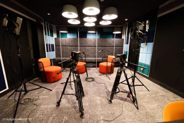 Une salle de podcast pour les interviews et les projets internes