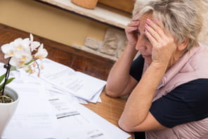 Les retrait&eacute;s peuvent r&eacute;clamer une aide de 1&nbsp;800&nbsp;euros &agrave; leur caisse de retraite si leur conjoint est plac&eacute; en Ehpad