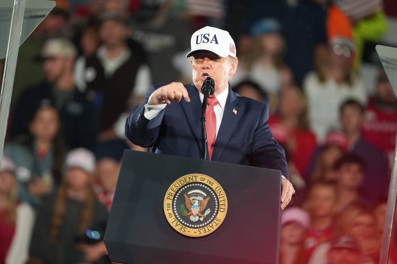 Donald Trump instrumentalise les violences du 17 octobre en France pour sa rhétorique anti-immigration