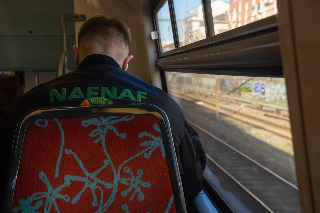 Il croise les jambes, frotte le siège d'en face et prend 110 euros d'amende dans les transports en commun