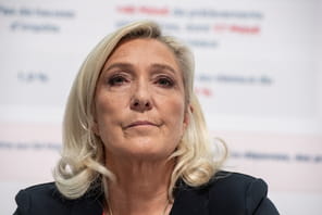 Marine Le Pen promet "140&nbsp;milliards d'euros nets d'&eacute;conomies" d'ici 2032&nbsp;dans le cadre de son programme pr&eacute;sidentiel pour 2027