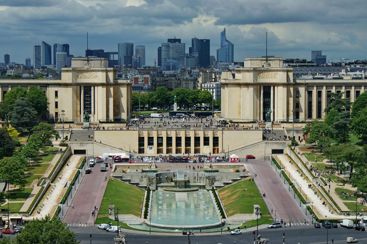 Moody's maintient la note de la dette française mais garde une perspective négative