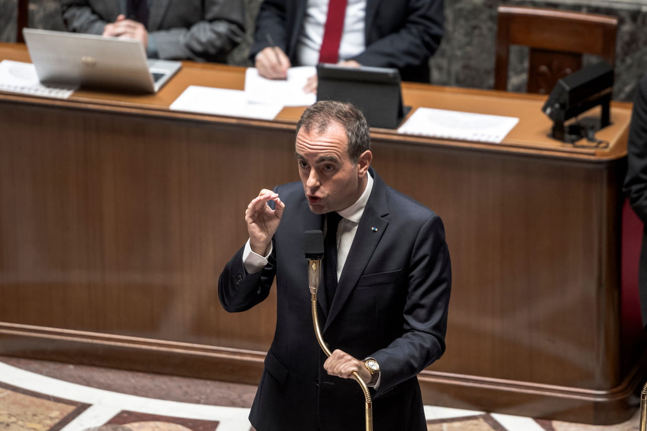 Le gouvernement annonce une suspension des cours dans les lycées pour un temps de démocratie