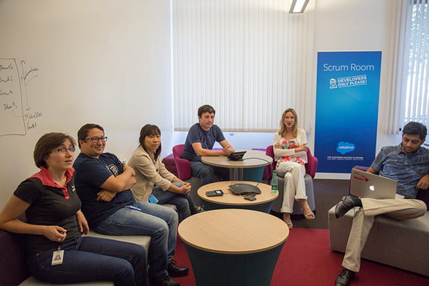 Une équipe en pleine réunion dans la Scrum Room