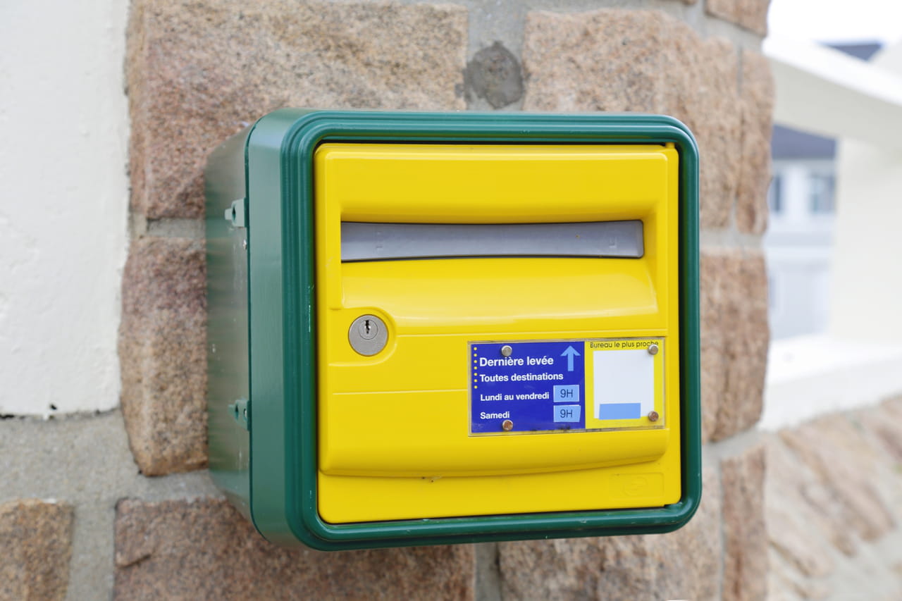 Plus besoin d'acheter de timbre pour envoyer un courrier papier : cette solution marche à tous les coups