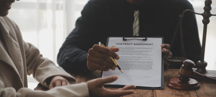 Son CDD est fini depuis deux&nbsp;ans mais son employeur a oubli&eacute; de lui dire&nbsp;: la Cour de cassation lui accorde des milliers d'euros