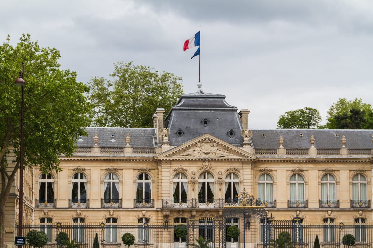 La popularité d'Emmanuel Macron chute à un niveau historiquement bas de 18% selon un sondage Odoxa-Mascaret, sur fond d'inquiétude liée à la hausse des prix des carburants
