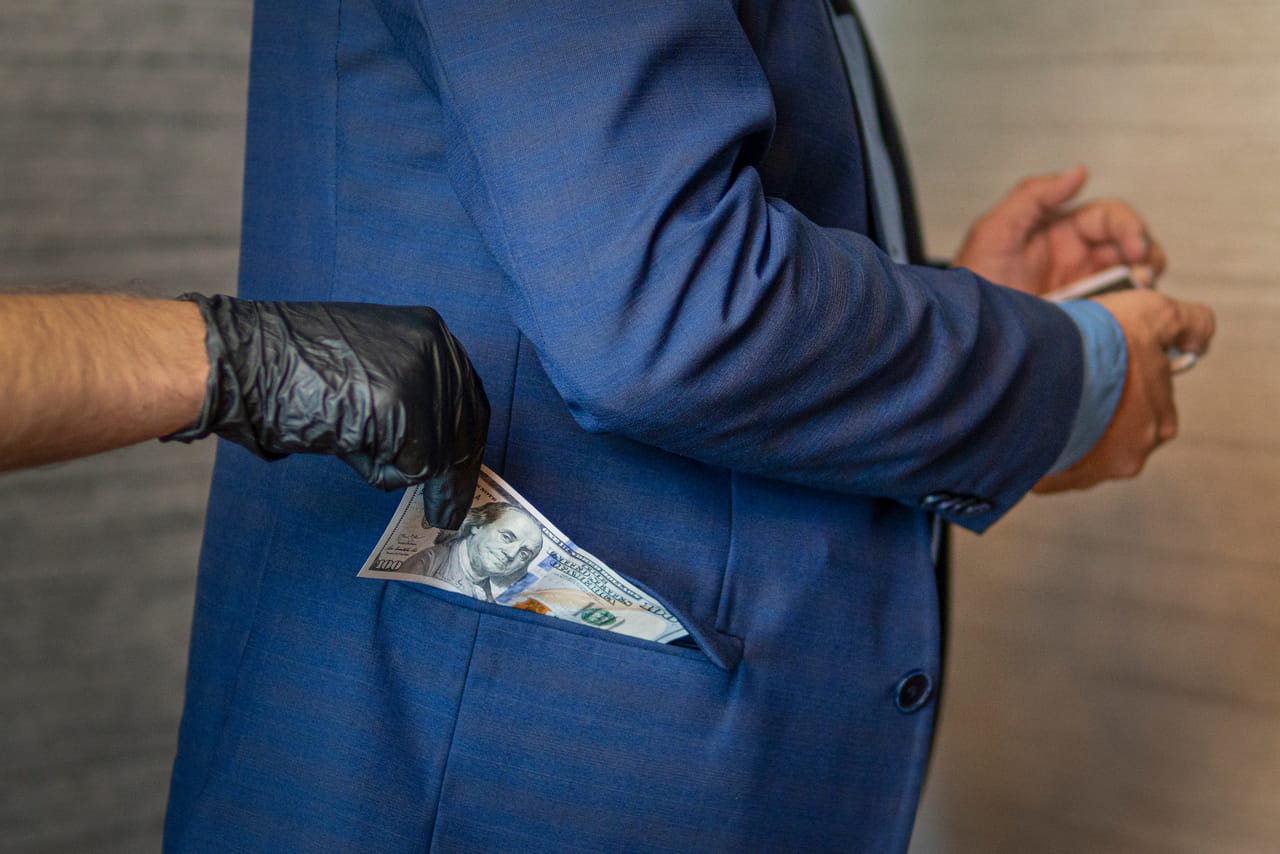 Le juge refuse son licenciement alors qu'il a volé son patron : cela arrive tout le temps