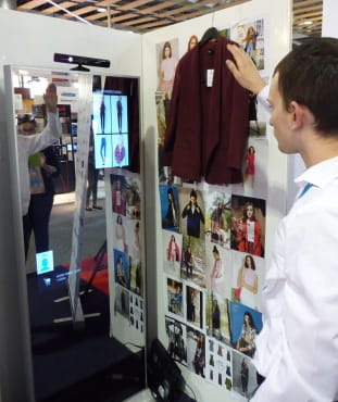 l'utilisateur affiche des produits complémentaires sur le miroir en cabine