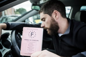 Des milliers de jeunes Fran&ccedil;ais passent &agrave; c&ocirc;t&eacute; de cette aide de 500&nbsp;euros pour financer le permis de conduire