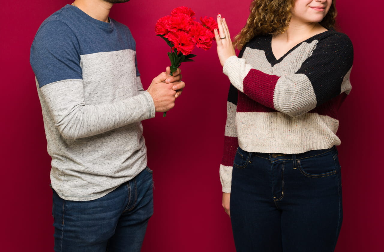 Un salarié offre des fleurs à sa collègue pour la Saint-Valentin, son employeur le licencie mais la justice juge la rupture injustifiée