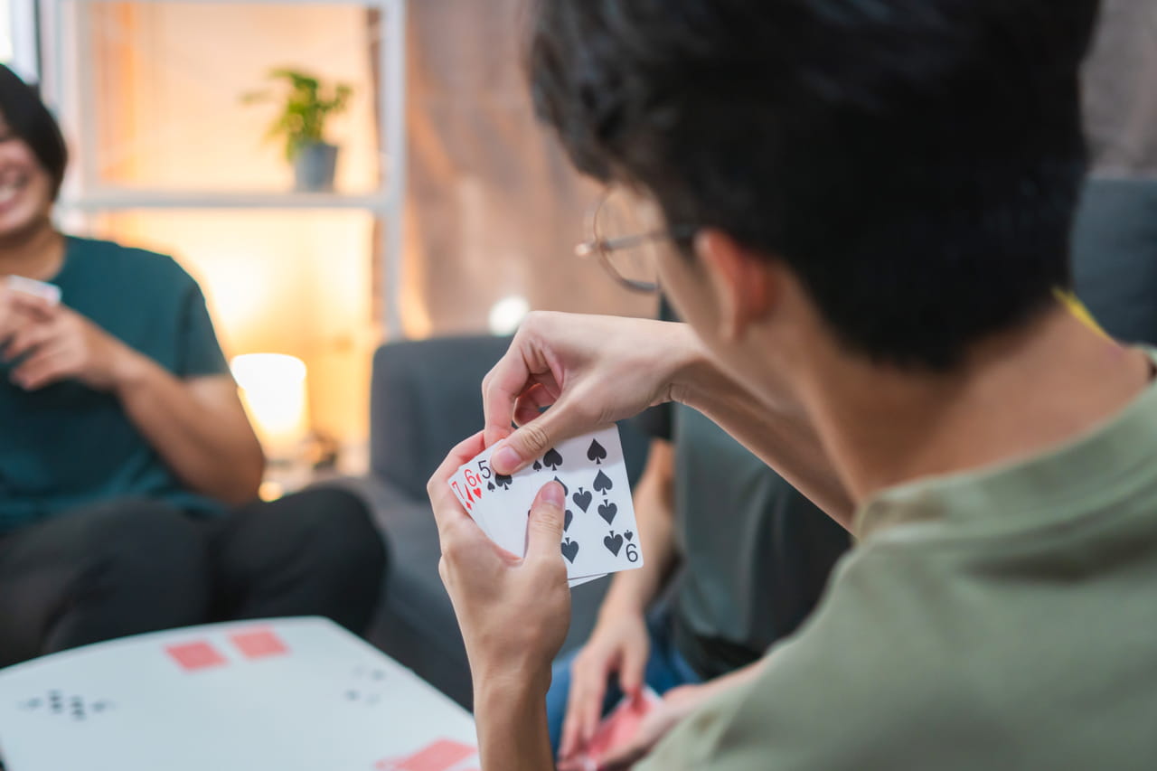 Il triche aux cartes à la soirée de fin d'année, l'entreprise finit par le licencier