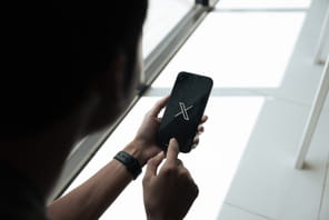 Le r&eacute;seau social X lance aux Etats-Unis un compte r&eacute;mun&eacute;r&eacute; avec carte Visa et service de paiement instantan&eacute;, r&eacute;serv&eacute; aux abonn&eacute;s X Premium