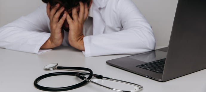 Licenci&eacute; pendant son arr&ecirc;t maladie sans pr&eacute;avis, ce m&eacute;decin obtient finalement gain de cause en justice
