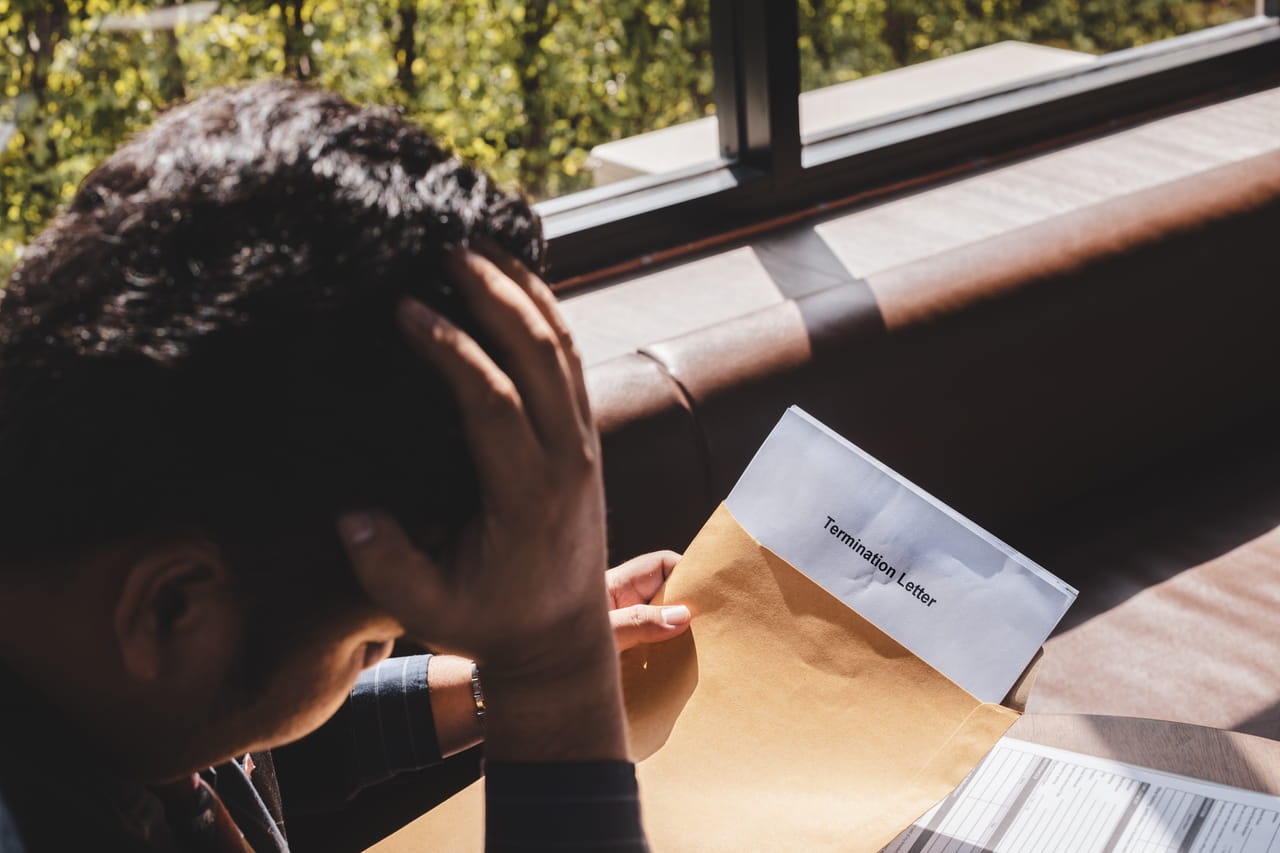 Elle pensait toucher 6 mois de salaire après avoir été renvoyée, la justice lui refuse tout