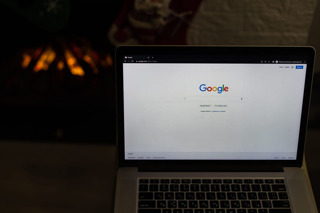 Google va déployer ses fonctionnalités d'intelligence artificielle AI Mode et AI Overviews sur son moteur de recherche en France durant l'été 2026
