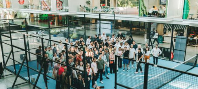 Le padel, nouvelle star du networking&nbsp;: "Il a g&eacute;n&eacute;r&eacute; 250&nbsp;000&nbsp;euros juste en r&eacute;seautant sur les terrains"