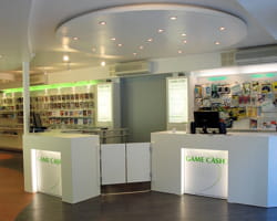 un magasin parisien de game cash. 