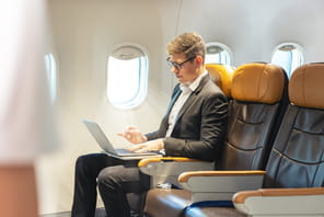 Un salari&eacute; choisit de prendre l'avion tous les jours pour venir au bureau, l'employeur doit-il payer les billets&nbsp;?