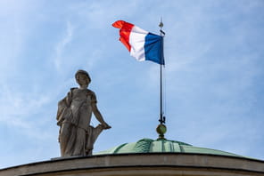 Pr&egrave;s de 93&nbsp;500&nbsp;grands &eacute;lecteurs renouvellent la moiti&eacute; du S&eacute;nat le 27&nbsp;septembre&nbsp;2026, avec pour enjeu principal la possible cr&eacute;ation d'un groupe RN