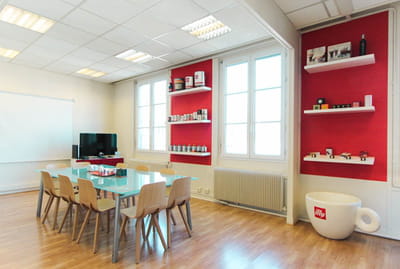 salle de réunion du siège d'illy. décoration : agence myhomedesign.