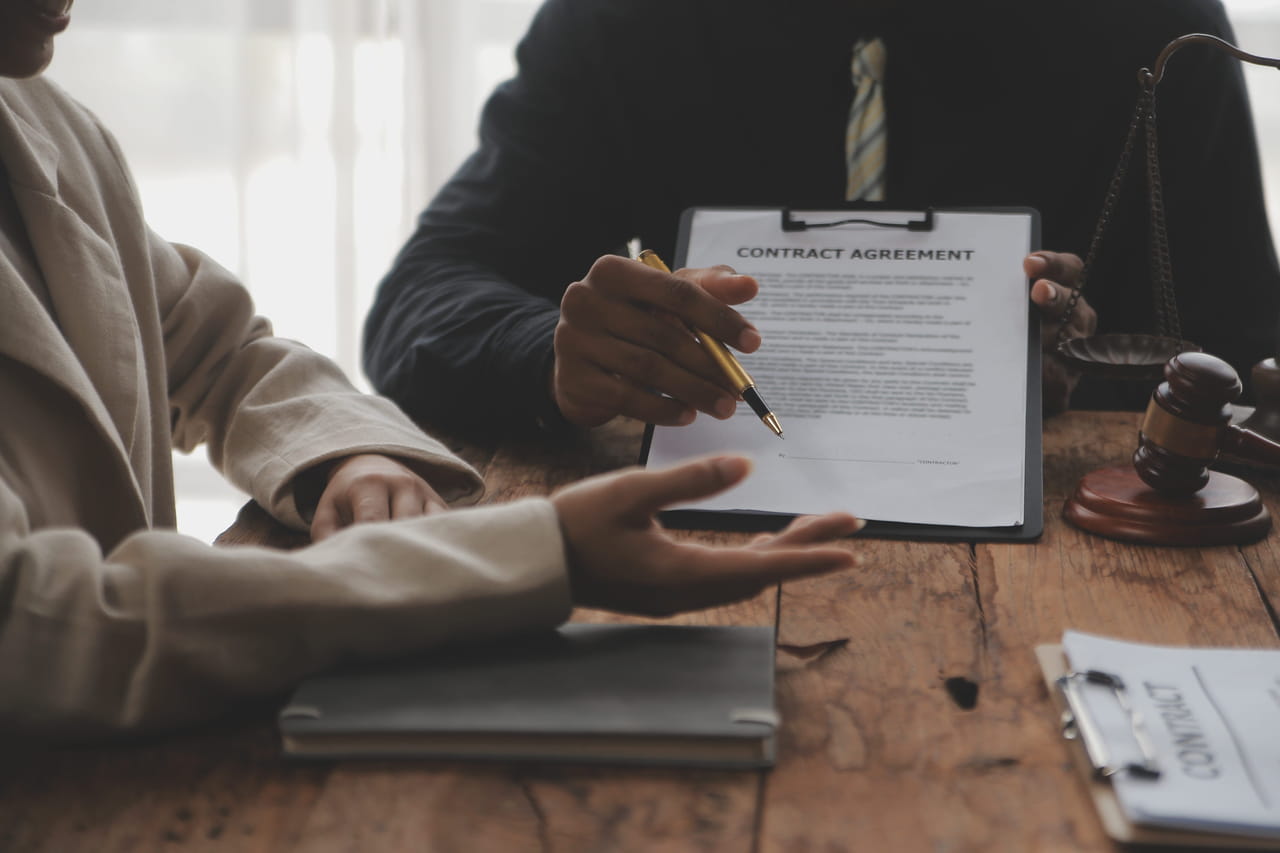 Son CDD est fini depuis deux ans mais son employeur a oublié de lui dire : la Cour de cassation lui accorde plusieurs milliers d'euros