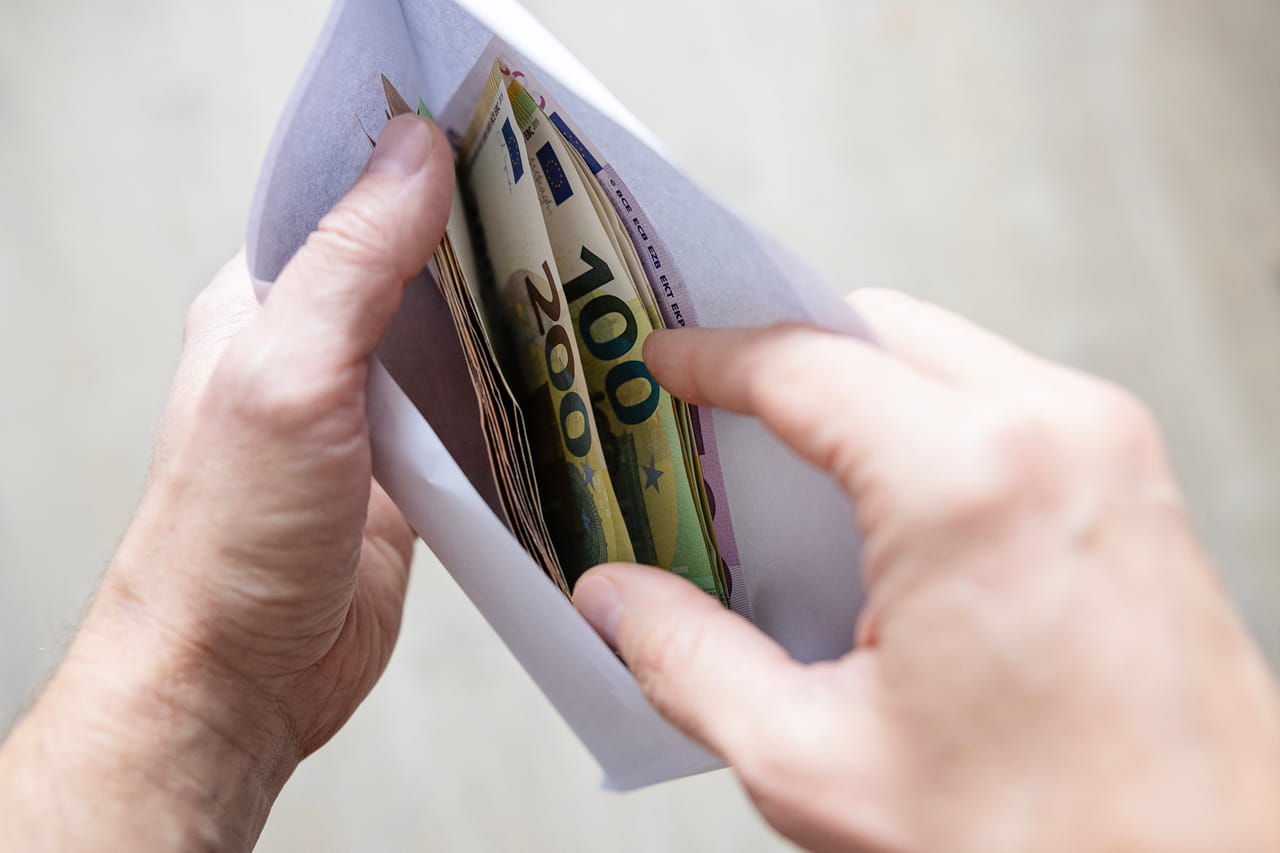 "Gardez votre calme" : c'est quoi ce document où la BCE recommande aux Européens de garder du cash chez eux ?