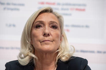 Marine Le Pen promet "140&nbsp;milliards d'euros nets d'&eacute;conomies" d'ici 2032&nbsp;dans le cadre de son programme pr&eacute;sidentiel pour 2027