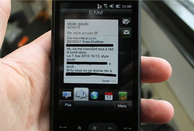 les mails et les sms se lisent très bien grâce à une interface superbe. a vous