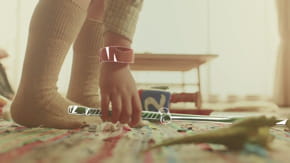 le bracelet de moff transforme les objets et les gestes en jeux interactifs.