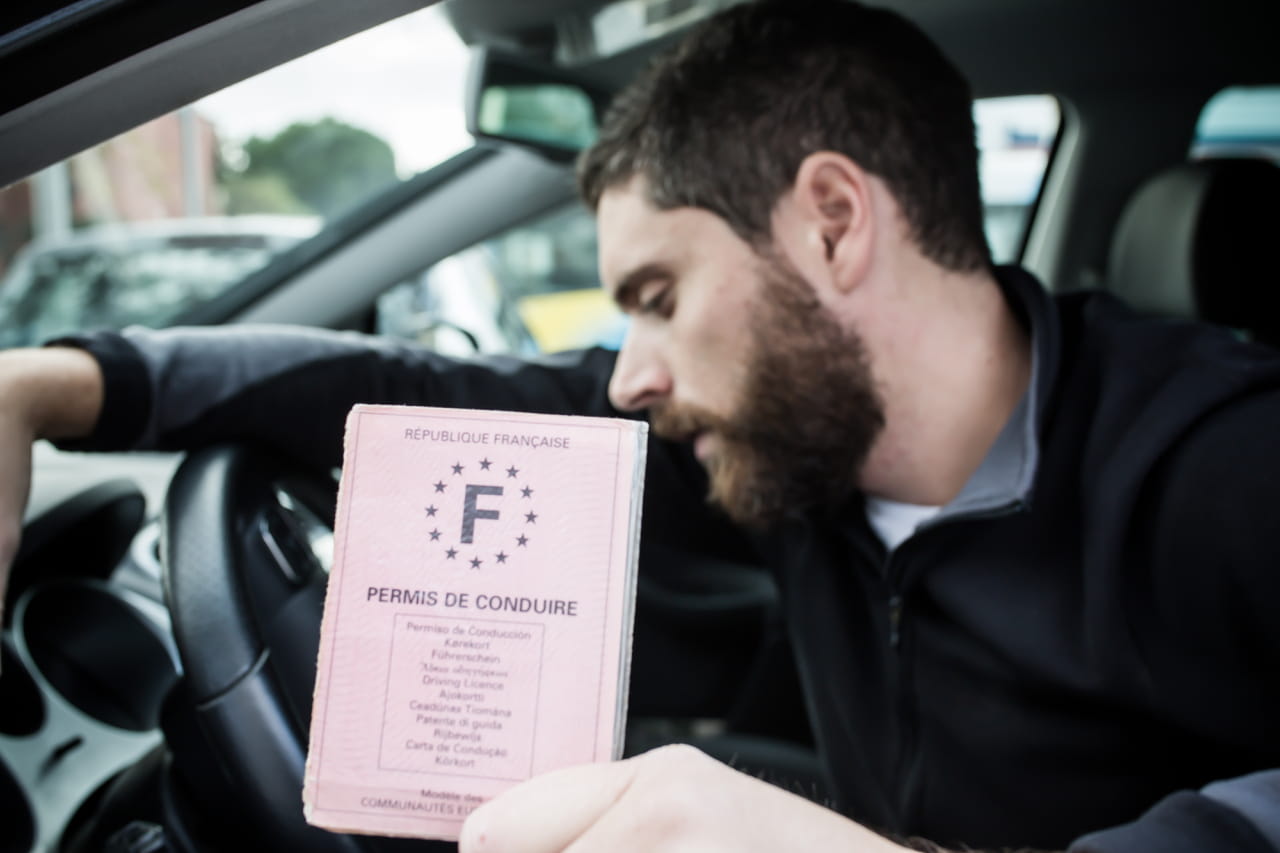 Des milliers de jeunes Français passent à côté de cette aide de 500 euros pour financer le permis de conduire