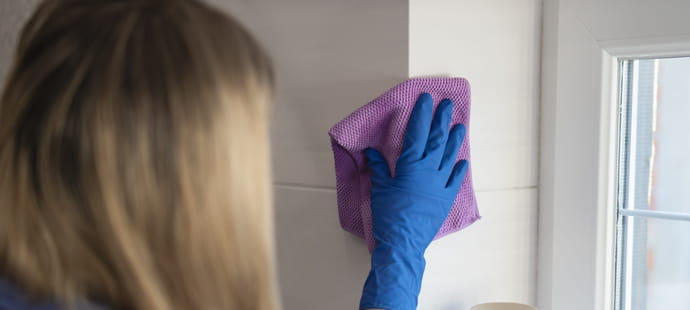 Licenci&eacute;e pour faute grave parce qu'elle nettoyait des douches en string, cette femme de m&eacute;nage porte le litige en justice