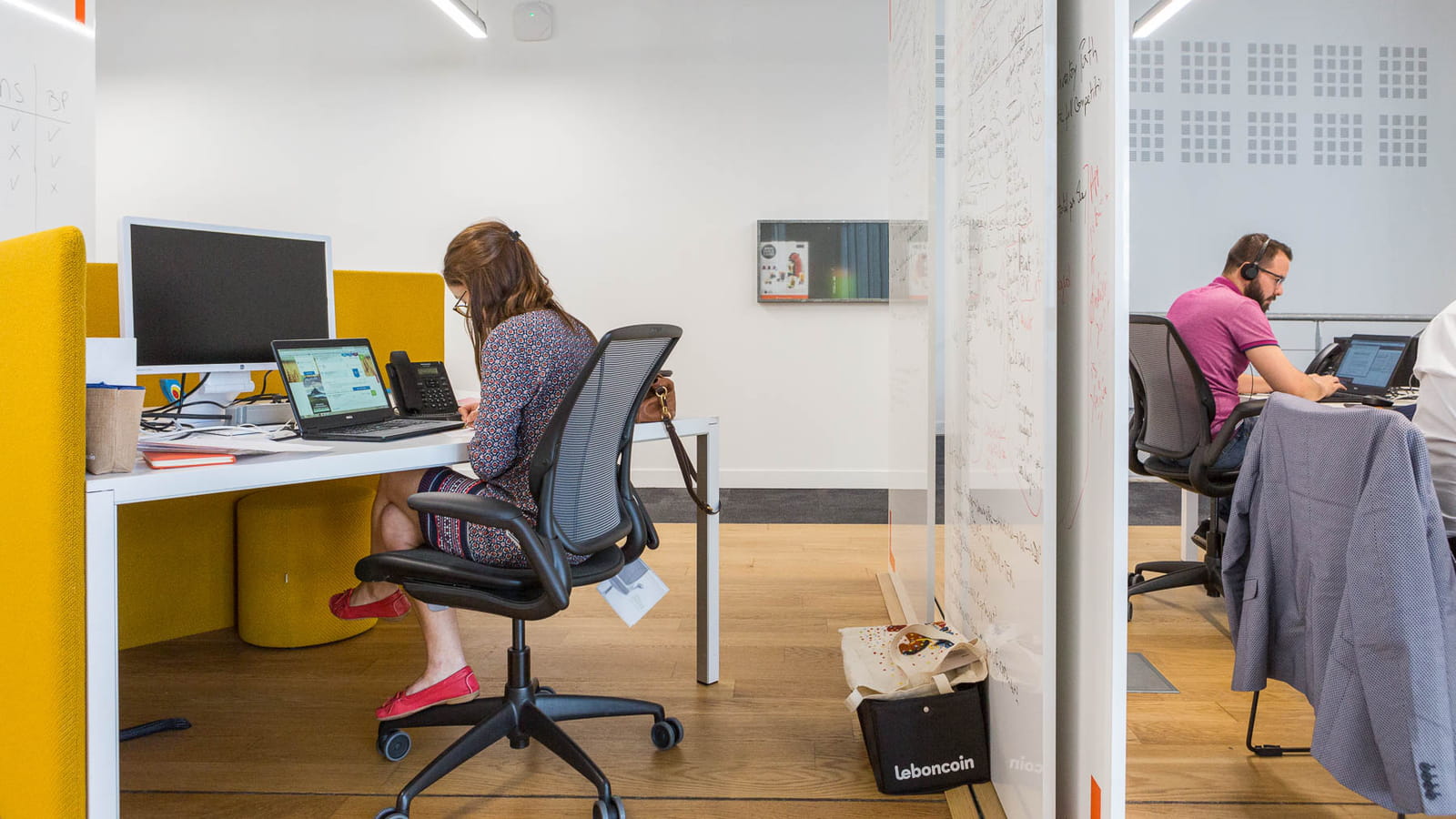 Des cloisons amovibles avec des surfaces inscriptibles