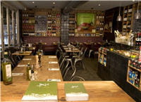l'intérieur du restaurant des batignolles, à paris.