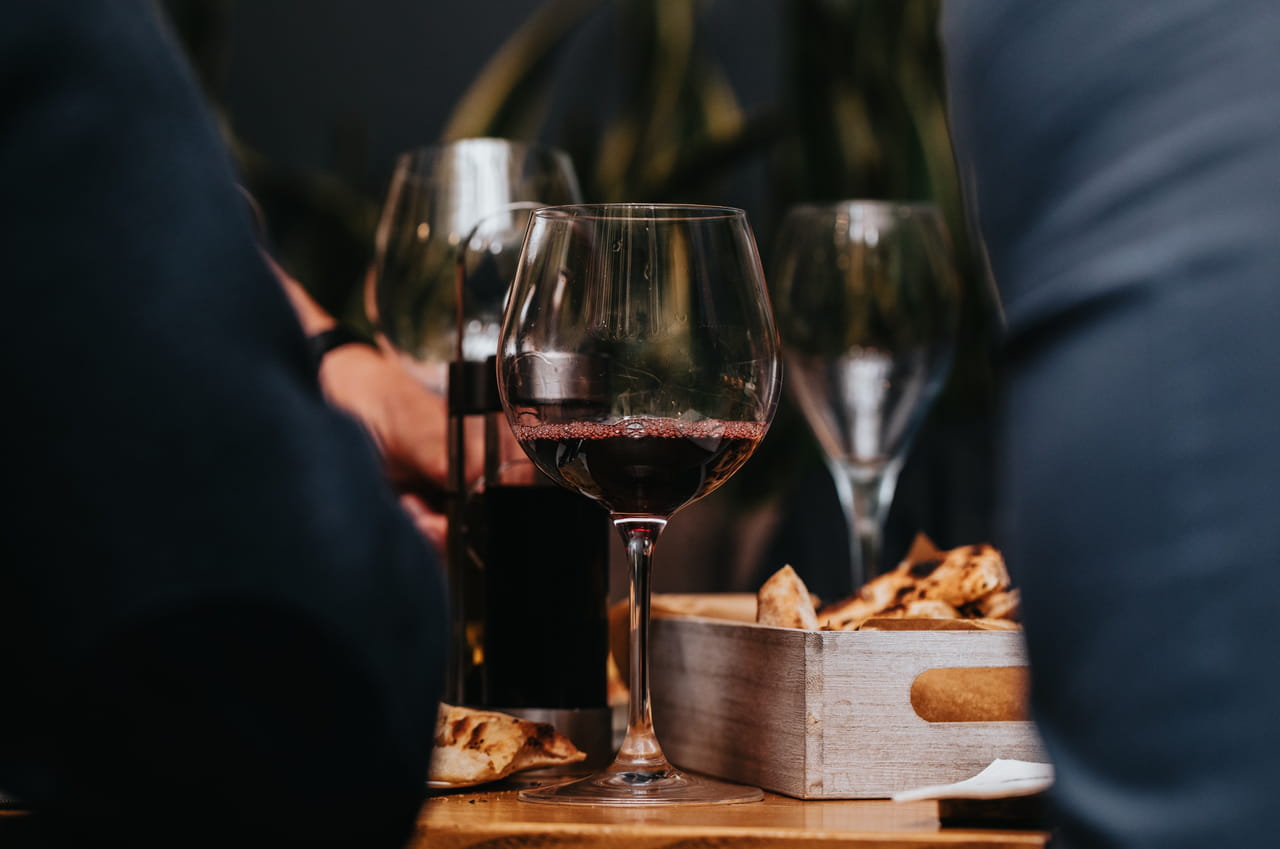 Boire un verre d'eau pour un verre de vin ? Voici ce qu'il faut vraiment faire selon ce médecin