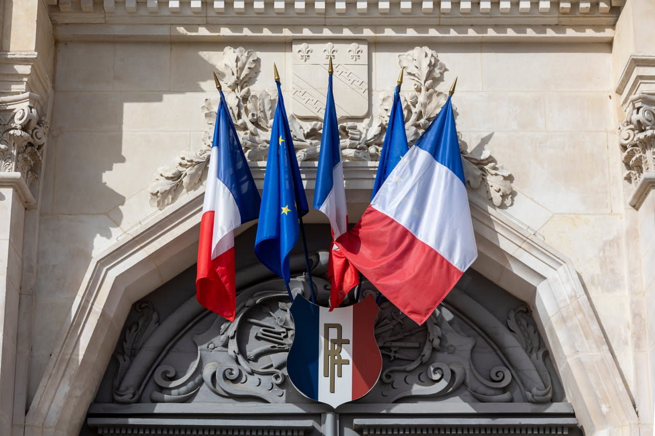 Gouvernement en sursis : le pari risqué d'un rapprochement PS-Macron