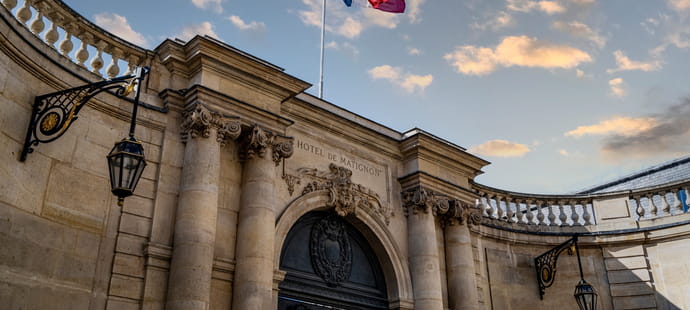 Crise &agrave; Matignon&nbsp;: Macron anticipe en rencontrant G&eacute;rard Larcher