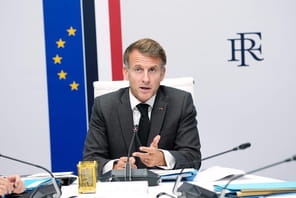 Emmanuel Macron restreint les manifestations et renforce la s&eacute;curit&eacute; apr&egrave;s les violences du 17&nbsp;octobre