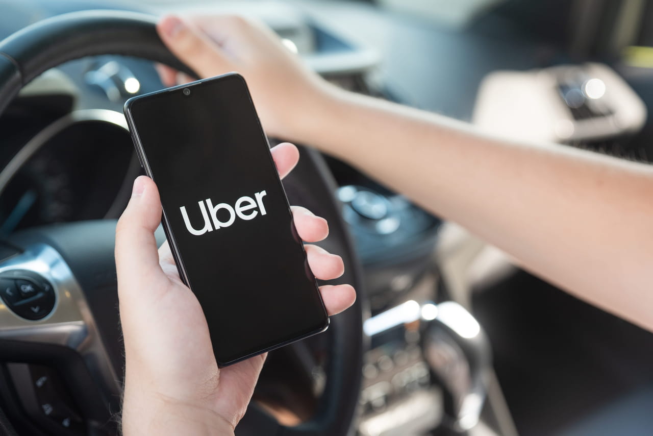Uber condamnée pour "parasitisme" et "pratique commerciale déloyale" envers les taxis parisiens