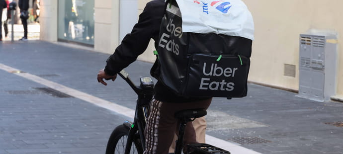 Les livreurs Uber Eats et Stuart sont pay&eacute;s en-dessous du Smic horaire, selon une &eacute;tude