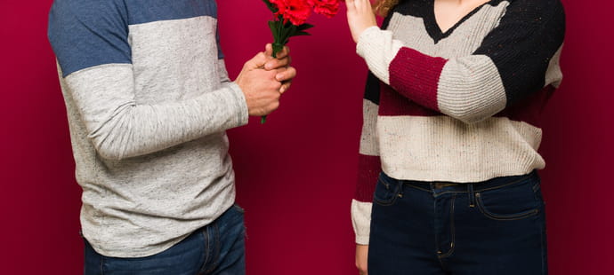 Un salari&eacute; offre des fleurs &agrave; sa coll&egrave;gue pour la Saint-Valentin, son employeur le licencie mais la justice juge la rupture injustifi&eacute;e