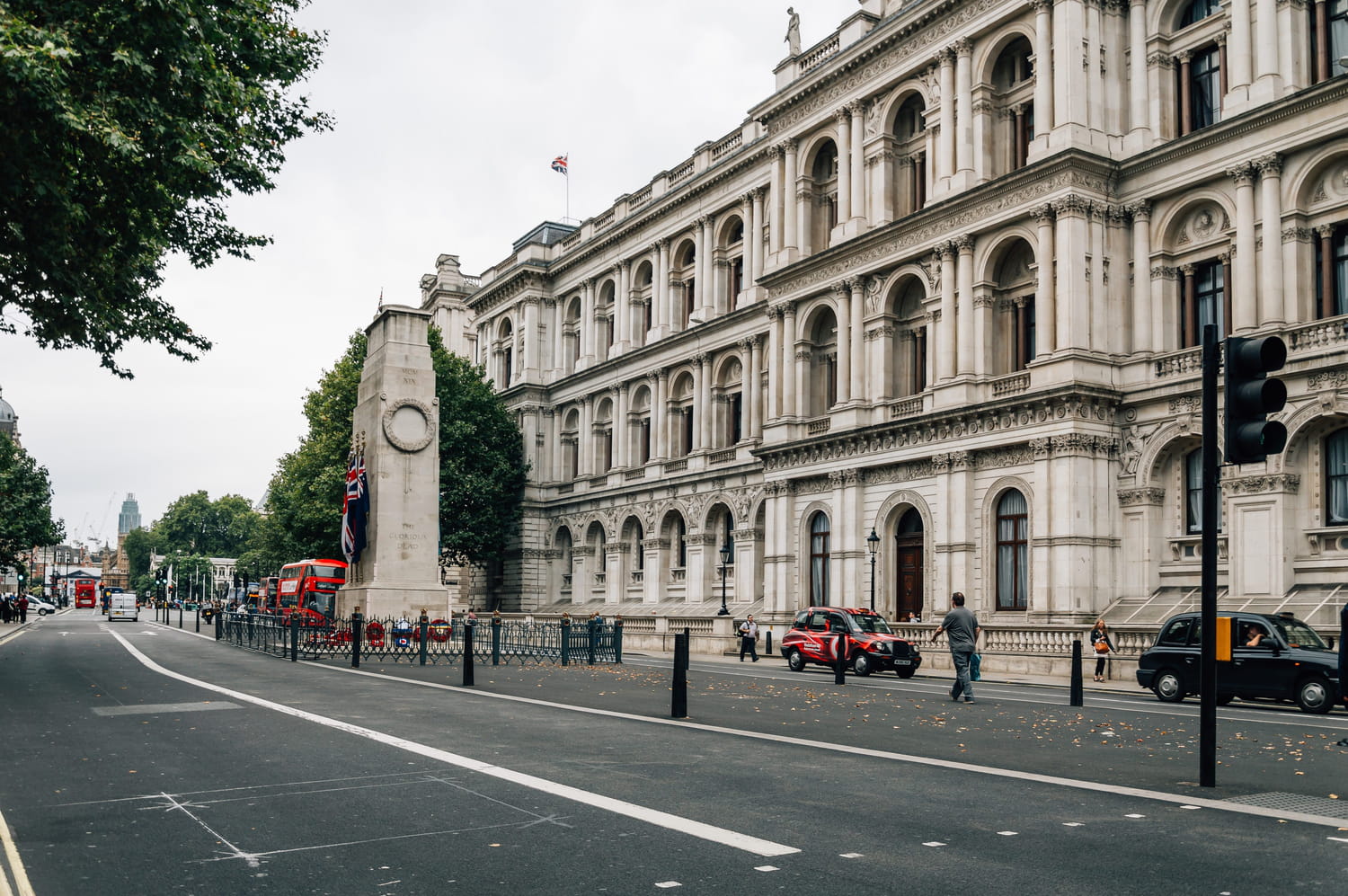 Andy Burnham devient Premier ministre britannique et hérite d'une économie marquée par une dette publique élevée et une croissance atone