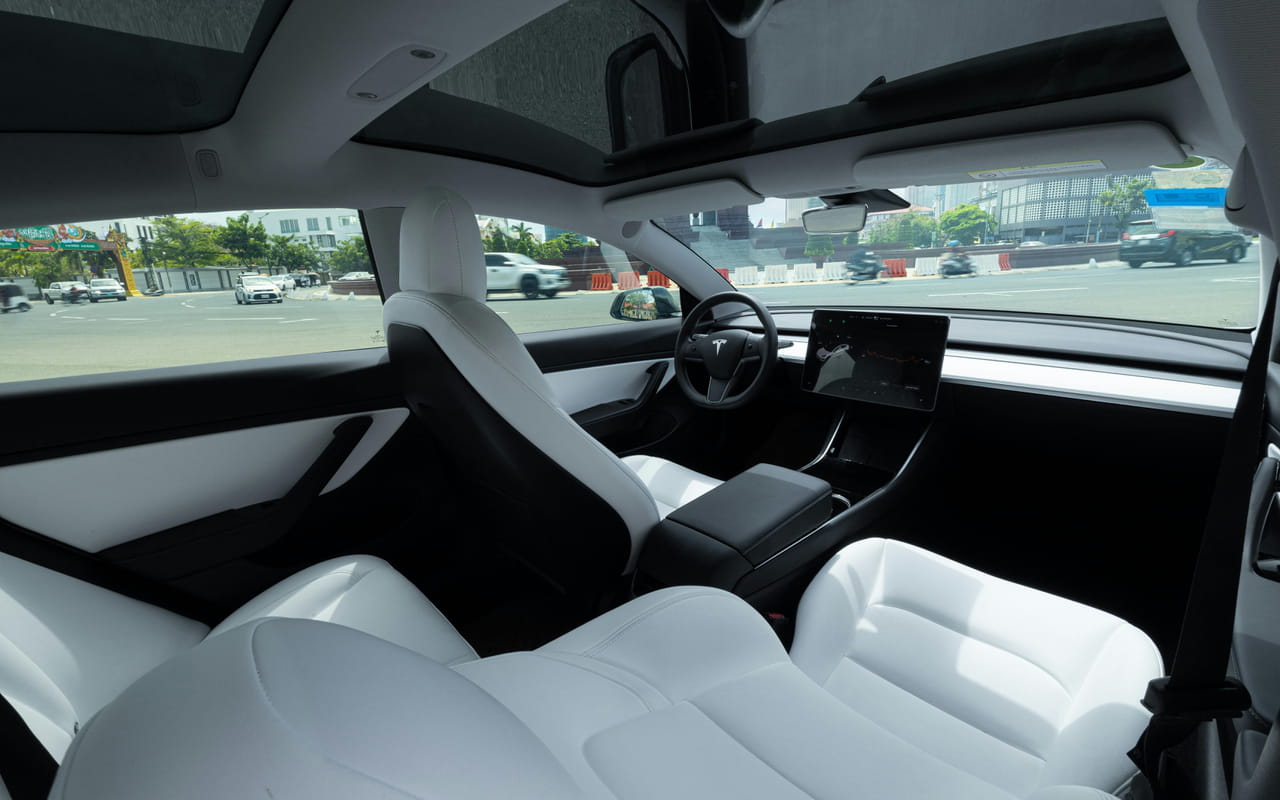 Le taxi sans chauffeur de Tesla est enfin là, mais sous haute surveillance