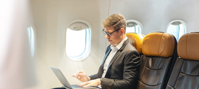 Un salari&eacute; choisit de prendre l'avion tous les jours pour venir au bureau, l'employeur doit-il payer les billets&nbsp;?