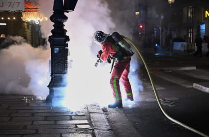 Apr&egrave;s les violences, "plusieurs centaines de millions d'euros" de d&eacute;g&acirc;ts pour les commer&ccedil;ants