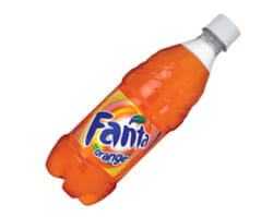 une bouteille de fanta orange.