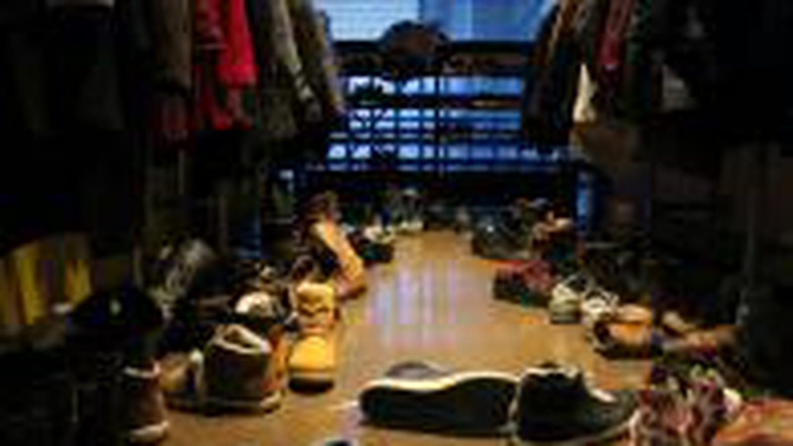 DES TAS de chaussures
