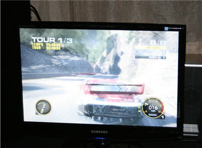 race driver grid, ici vu sans lunettes, présenté en plus avec un volant, devient